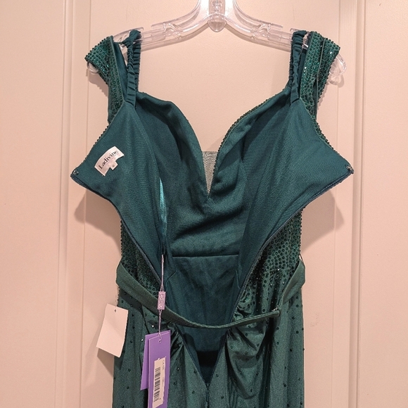 Ladivine by Cinderella Divine Off the Shoulder Emerald Green Gown Size 6 - Picture 11 of 11